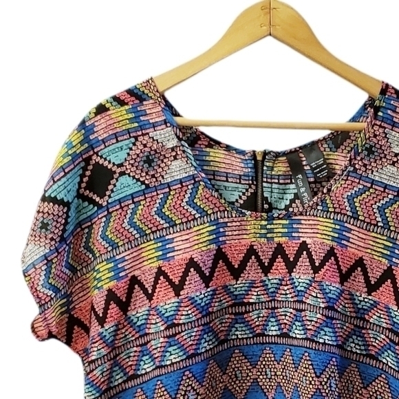 AZTEC geometric colorful Print Short Sleeved Blouse Tee sz M - Picture 3 of 8